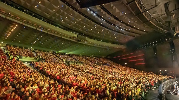 2023年2月18日下午，神韵纽约艺术团在巴黎国际会议中心的第五场演出大爆满并加座。