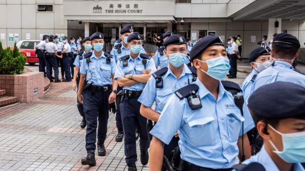 图为高等法院外的香港警员。（图片来源：Getty Images）