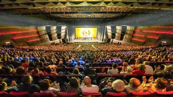 神韵晚会在巴黎国际会议中心的第七场演出大爆满。 