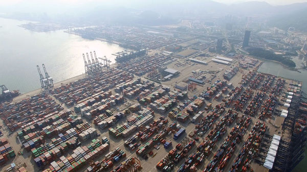 深圳鹽田港港口在貿易活動繁忙時空中鳥瞰的景象