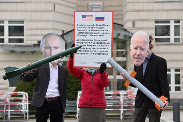 图为2021年1月29日，和平活动人士戴着俄罗斯总统普京（左）和新上任的美国总统拜登（右）的面具在美国驻德国柏林大使馆外举行示威活动，呼吁美俄两国在核裁军方面取得更多进展。俄罗斯议会于2021年1月27日一致投票批准将俄罗斯与美国的一项即将到期的新《削减战略武器条约》（START）延长五年。（图片来源：JOHN MACDOUGALL/AFP via Getty Images）