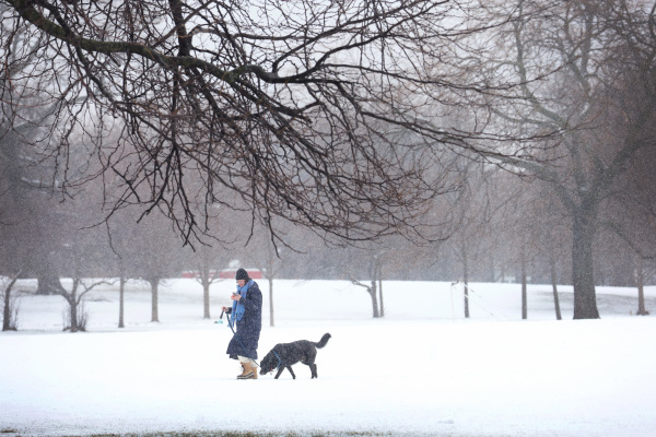 图为2023年1月25日，美国伊利诺伊州芝加哥，一场席卷全美国的暴风雪给芝加哥带来3英寸（7.6厘米）厚的降雪。（图片来源：Scott Olson/Getty Images）