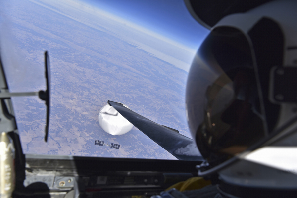 由美國國防部2023年2月22日公布的這張圖片顯示在2月3日，一名美國空軍U-2偵察機飛行員低頭看著一隻巨大的中共間諜氣球盤旋在美國中部大陸的領空上。該氣球於2月4日被擊落。（圖片來源：U.S.Department of Defense via Getty Images）