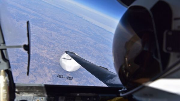由美國國防部2023年2月22日公佈的這張圖片顯示在2月3日，一名美國空軍 U-2偵察機飛行員低頭看著一隻巨大的中共間諜氣球盤旋在美國中部大陸的領空上。該氣球於2月4日被擊落。（圖片來源：U.S. Department of Defense via Getty Images）