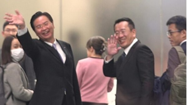 2023年2月21日，中华民国外交部长吴钊燮（左）与国家安全会议秘书长顾立雄（右二）前往美国在台协会华盛顿总部出席台美国安会谈