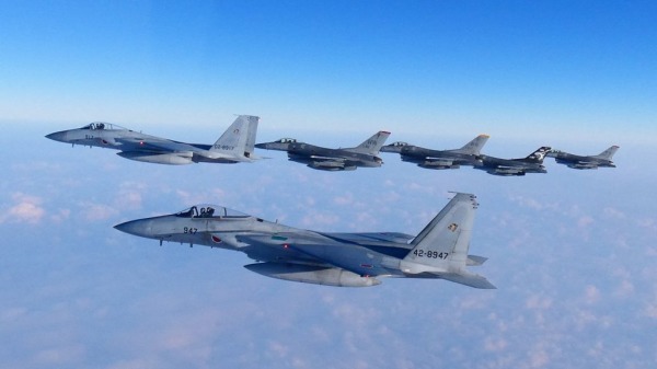 2月19日，日本F-15戰機、美國空軍的B1轟炸機、F16戰機於日本海空域展開各種戰術演習。