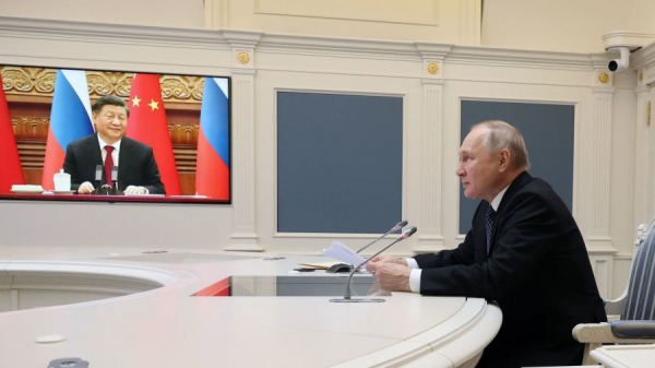 2022年12月30日，普京于在莫斯科克里姆林宫通过视频链接与习近平举行会谈。（图片来源：Mikhail Klimentyev/SPUTNIK/AFP/Getty Images