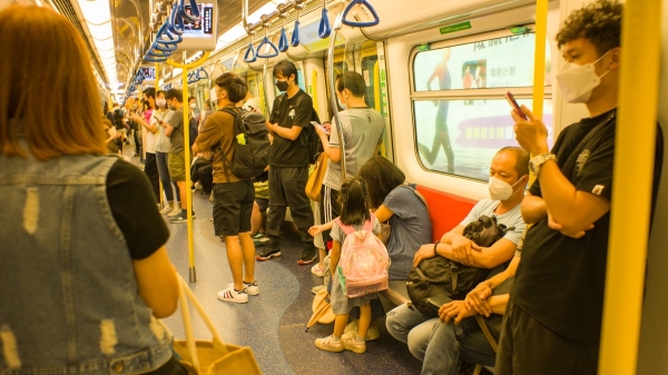 港大助理教授薛达于社交媒体上撰文指，香港是世界上最后一个强制民众在公共场所必须戴口罩的地方。（Arron Choi/Unsplash）