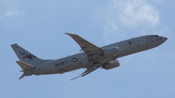 2014 年 3 月 28 日，一架美国海军 P-8A 海神号飞机从澳大利亚珀斯的珀斯国际机场起飞。