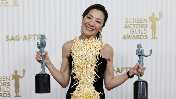 杨紫琼获颁美国演员工会奖最佳女主角奖，成为第一位获得这个奖项的亚洲女演员。