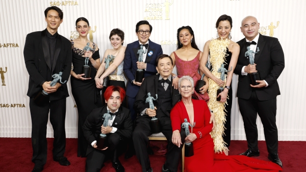 華裔演員創歷史「媽的多重宇宙」稱霸美演員工會獎。