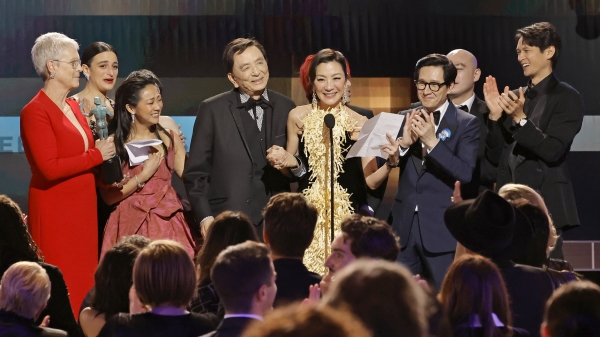 「媽的多重宇宙」橫掃今年美國演員工會獎大獎，抱回相當於最佳影片獎的「最佳卡司獎」；華裔演員關繼威也創下歷史，抱走最佳男配角獎，成為第一位獲頒這座獎項的亞洲男星。