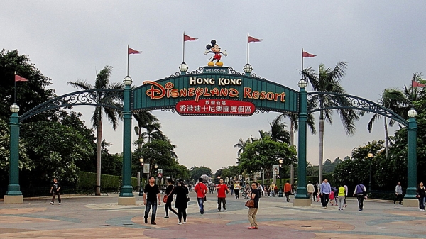 香港迪士尼乐园度假区周四（2日）首次举办“迪士尼创梦家开放日”招聘会，600个职位空缺吸引了3000人来应征。图为香港迪士尼乐园门口。（HK Arun/wikimedia CC BY-SA 3.0）