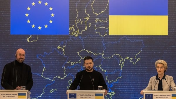 2月3日，乌克兰总统泽连斯基（中）与欧盟委员会主席冯德莱恩（右）、欧洲理事会主席米歇尔参加联合新闻发布会。