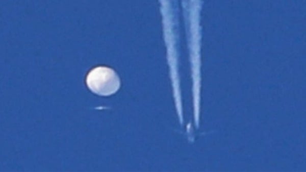 美軍戰鬥機2023年2月4日在美國領空將一個中國間諜氣球擊落。（圖片來源：視頻截圖）