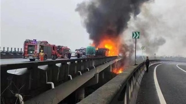 湖南高速公路多车连环撞 酿16死66伤