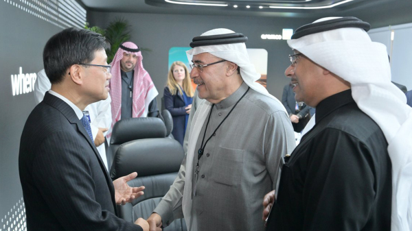 李家超（左一）与沙特阿拉伯国营石油公司沙特阿美主席及行政总裁Amin H Nasser（右二）会面。（图片来源：香港政府新闻处）
