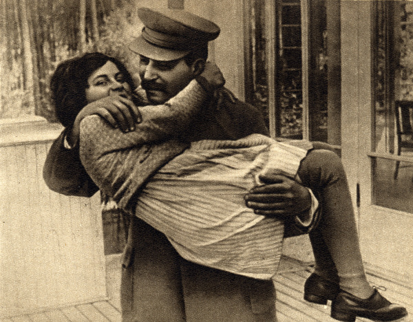 1935年，斯大林抱著他的女兒斯韋特蘭娜‧阿利盧耶娃（Svetlana Alliluyeva）。