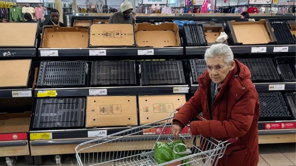 2023年2月24日，倫敦東部塞恩斯伯裡（Sainsbury）超市空蕩蕩的貨架。由於食品短缺，英國超市對顧客購買某些水果和蔬菜進行配給。