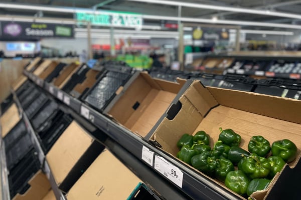2023年2月24日，倫敦東部塞恩斯伯裡（Sainsbury）超市空蕩蕩的貨架。由於食品短缺，英國超市對顧客購買某些水果和蔬菜進行配給。