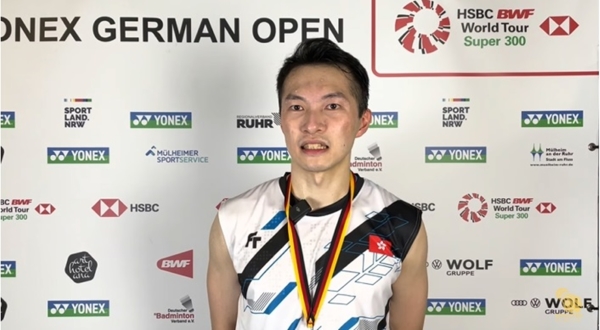 伍家朗在德国公开赛男单决赛中，以三局拉锯战中击败中国的李诗沣，夺得冠军。(视频截图)