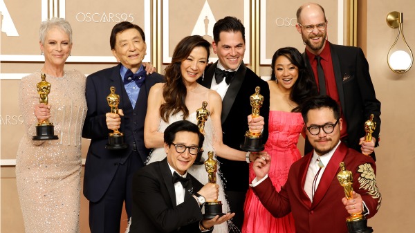 《瞬息全宇宙》斩获第95届奥斯卡7项大奖。该片女主角杨紫琼（后排右三着白色礼服）成为首位捧走奥斯卡最佳女主小金人的亚裔演员。 图为该片获奖人合影。(16:9)