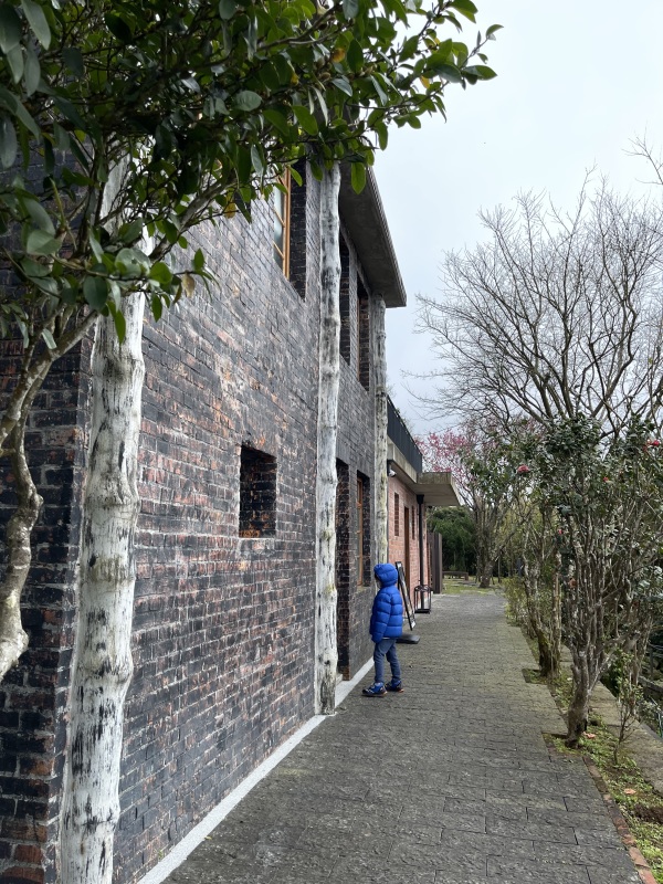 閻錫山故居入口處的紅磚屋，一樓是防空洞。