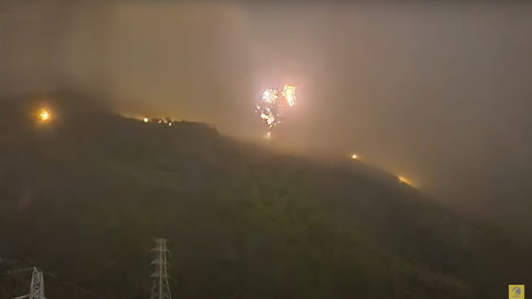 网上流传片段显示，香港慈云山山坡有电塔着火，甚至传出爆炸声。（图片来源：Channel C 视频截图）