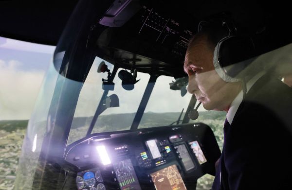 俄罗斯总统普京（Vladimir Putin）Russian President Vladimir Putin operates a Mi-171A2 helicopter flight simulator at the training centre of an aviation factory in the east Siberian city of Ulan-Ude on March 14, 2023