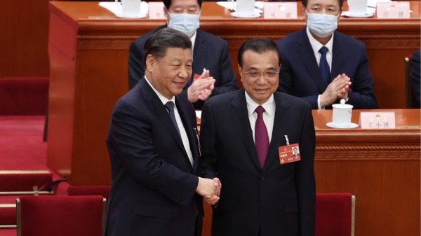 3月11日，習近平與李克強在中共全國人大會議閉幕式上握手。