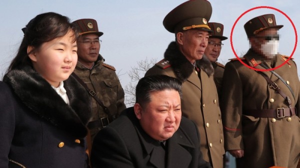 朝鲜官媒《朝中社》释出在19日所进行的“核反击假想综合战术训练”之照片，在金正恩身边出现一位戴口罩、墨镜男子，甚至还刻意被“马赛克”处理。