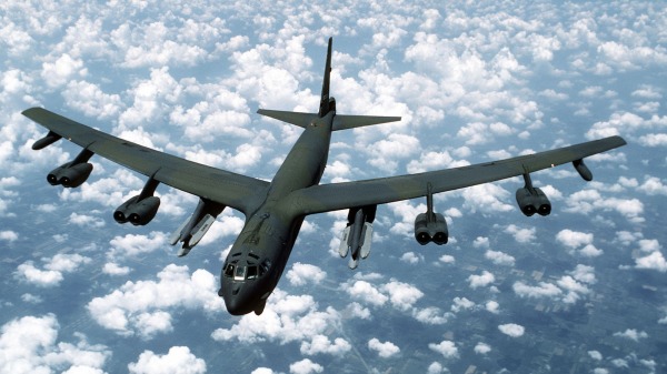 美国空军2架B-52战略轰炸机