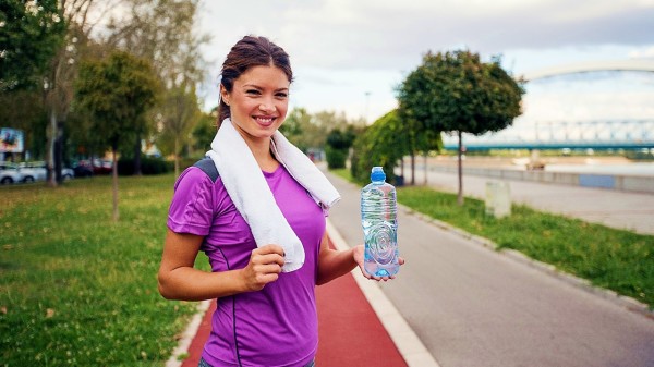 运动喝水的女人