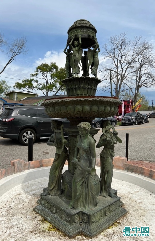 老春鎮的噴泉，雕像上的女子全都手拿樂器。說明這裡曾經是個有樂隊、人們喜愛音樂的地方。