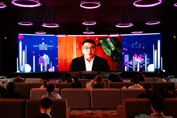 2020年11月18 日，广州南沙花园酒店举行的CNBC East Tech West第二天，拼多多战略副总裁刘大卫与 CNBC 高级记者Arjun Kharpal交谈。