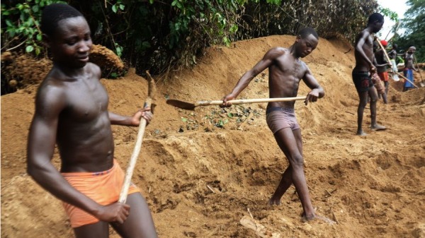 2015年5月22日，礦工們在中非共和國博達以南10公里的Banengbele鑽石礦工作。