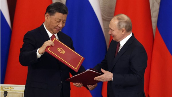 2023年3月21日，中国国家主席习近平（左）和俄罗斯总统弗拉基米尔普京（右）在俄罗斯莫斯科举行的大克里姆林宫签字仪式上握手。