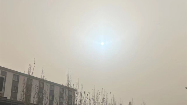 沙尘暴来袭北京 悬浮微粒爆表  抬头惊见诡异“蓝太阳”