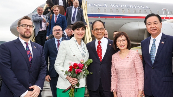 2023年3月25日，捷克眾議院議長佩卡洛娃．阿達莫娃（左二）率龐大代表團抵達臺灣訪問。