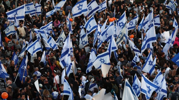 以色列举行大规模抗议活动总理同意推迟司法改革计划(图)