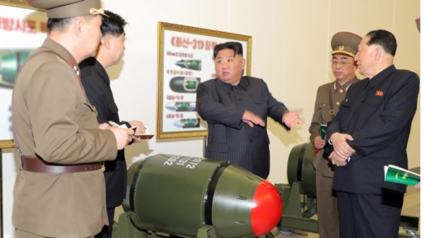 朝鮮官媒《朝中社》釋出最高領導人金正恩視察「核武器兵器化」工作照片，並首度公開「火山-31」戰術核彈頭照片，背後照片也透露了各種可搭載之武器。