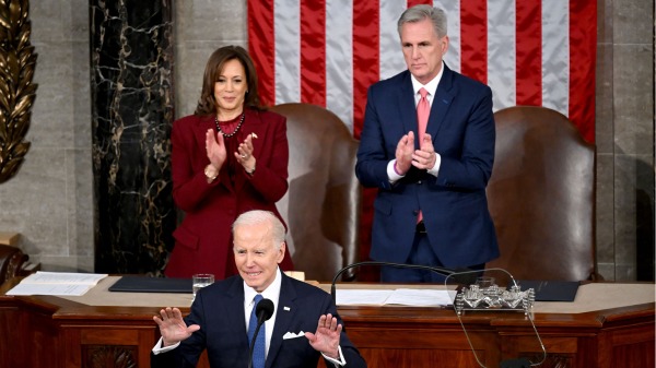 2023年2月7日，美國總統拜登發表國情咨文演說，後排是眾議院議長麥卡錫（右）和副總統哈里斯（圖片來源：SAUL LOEB/AFP via Getty Images)