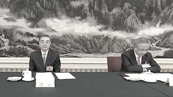 2023年3月3日，胡春華出現在新一屆中共政協主席團的常務主席名單上，坐在主席臺。（圖片來源：視頻截圖）