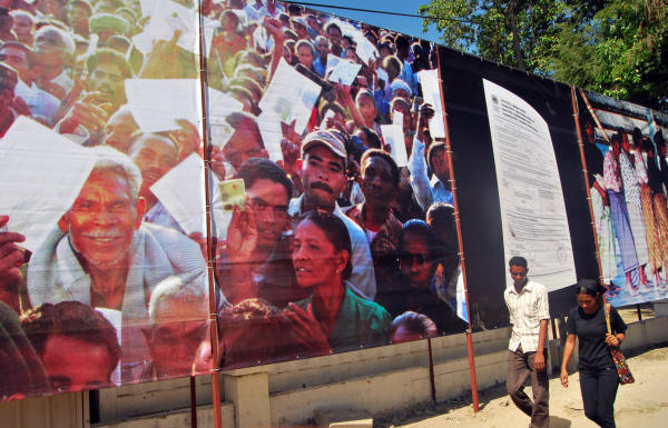 一幅描繪東帝汶1999 年 8 月 30 日全民投票的照片。