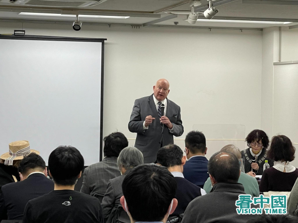 在日本東京講演中的伊森．葛特曼先生