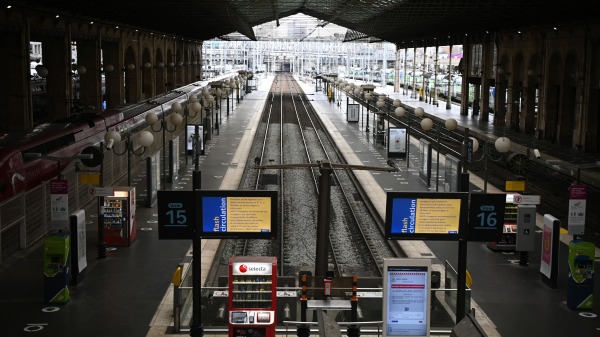 3月7日，法國工會舉行大罷工，巴黎北站火車站停運。