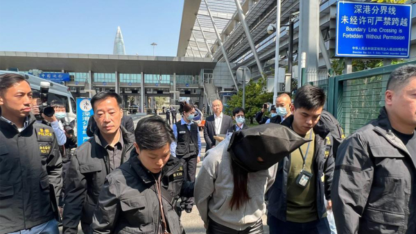 香港警方3月7日在深圳湾口岸接收由大陆执法机关送回的一名女疑犯。（图片来源：香港政府新闻处）