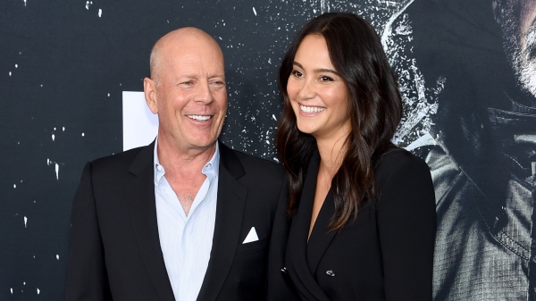 布魯斯威利（Bruce Willis）和妻子艾瑪（Emma Heming Willis）於 2019 年 1 月 15 日在紐約市 SVA 劇院參加「玻璃」紐約首映式。