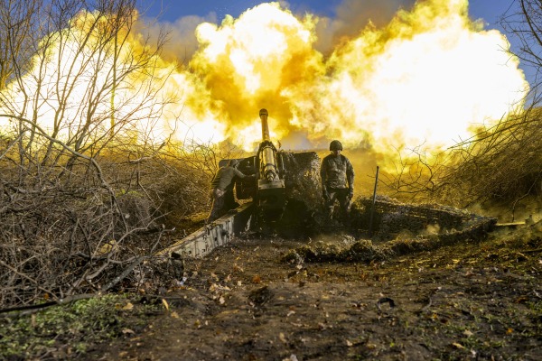 2022年11月8日，烏克蘭一名砲兵向巴赫穆特外的俄羅斯陣地開火。