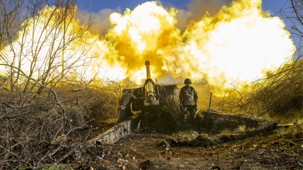 俄烏戰爭中，烏克蘭砲兵俄羅斯軍隊的陣地開火。